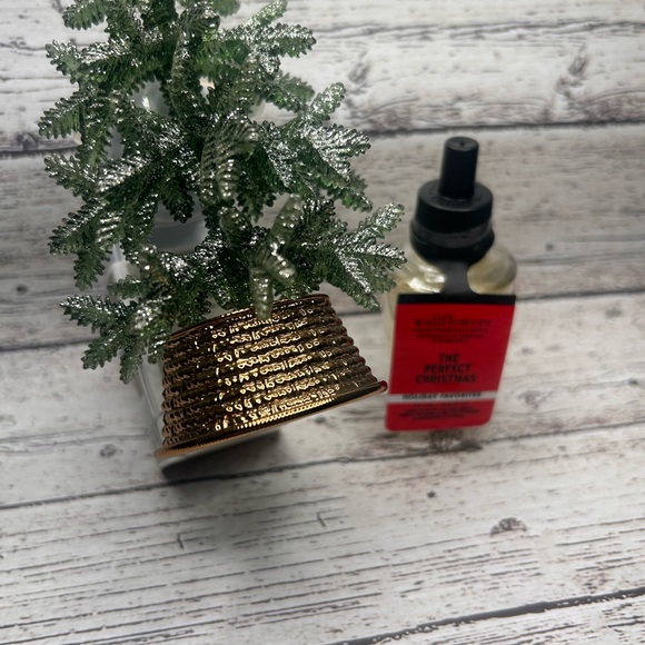 Miniature Christmas Tree Wallflower with Fragrance Oil Bundle - Picture 2 of 3